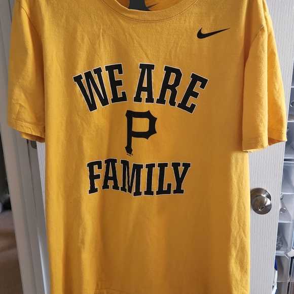 Nike MLB PITTSBURGH PIRATES We Are Family T-Shirt Size M - Picture 1 of 5
